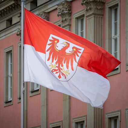 Die Landesflagge mit dem roten Brandenburger Adler weht im Hof des Brandenburger Landtages.