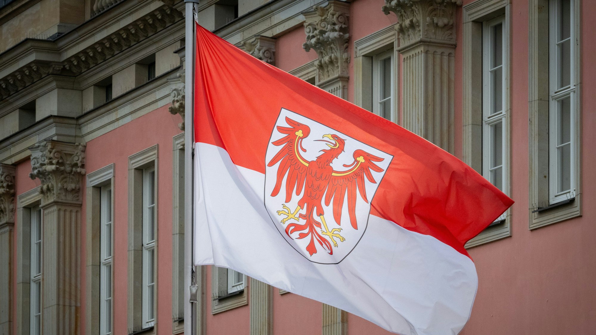 Die Landesflagge mit dem roten Brandenburger Adler weht im Hof des Brandenburger Landtages.