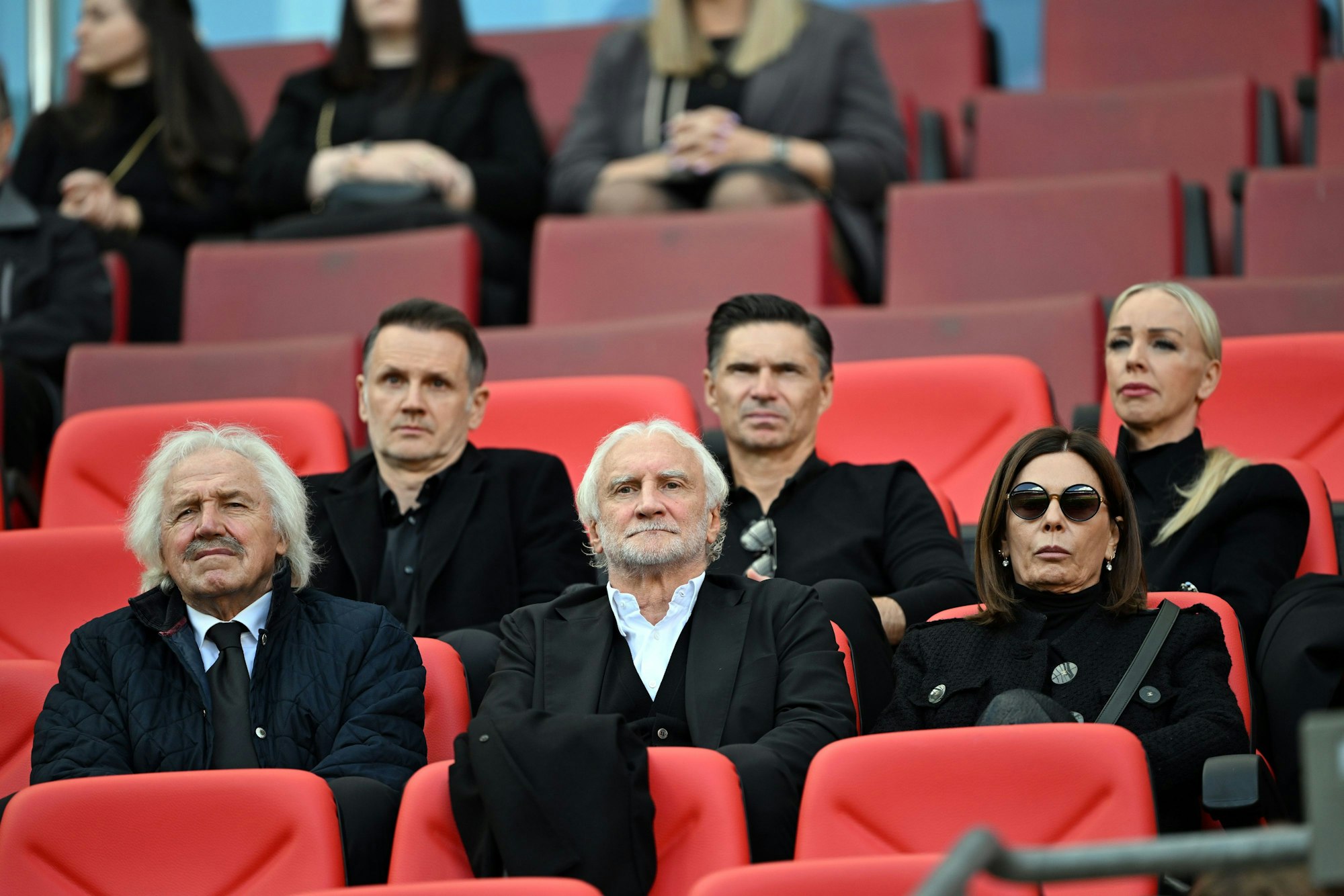 Rudi Völler (M), DFB-Direktor Nationalmannschaft, sitzt während der Trauerfeier auf der Tribüne.