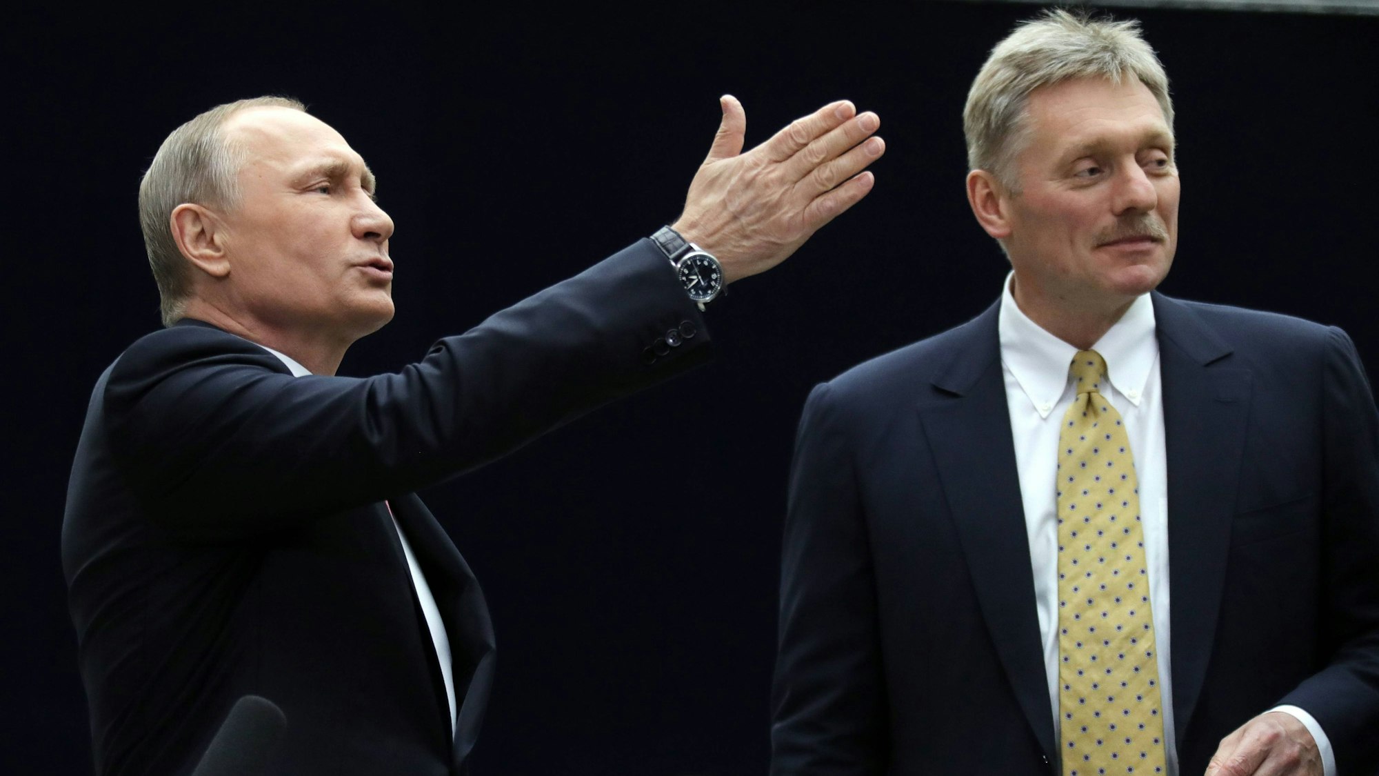 Reagierten zunächst nicht auf die Entscheidung in den USA: Kremlchef Wladimir Putin zusammen mit seinem Sprecher Dmitri Peskow. (Archivbild)