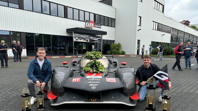 Teil eines Rennsport-Teams: Die Doktoranden Jens Brandt (l., 26) und Noah Pütz (27) mit einem Wagen von Toyota Gazoo Racing.