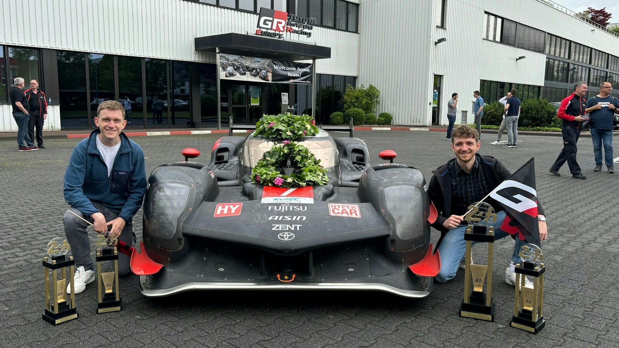 Teil eines Rennsport-Teams: Die Doktoranden Jens Brandt (l., 26) und Noah Pütz (27) mit einem Wagen von Toyota Gazoo Racing.