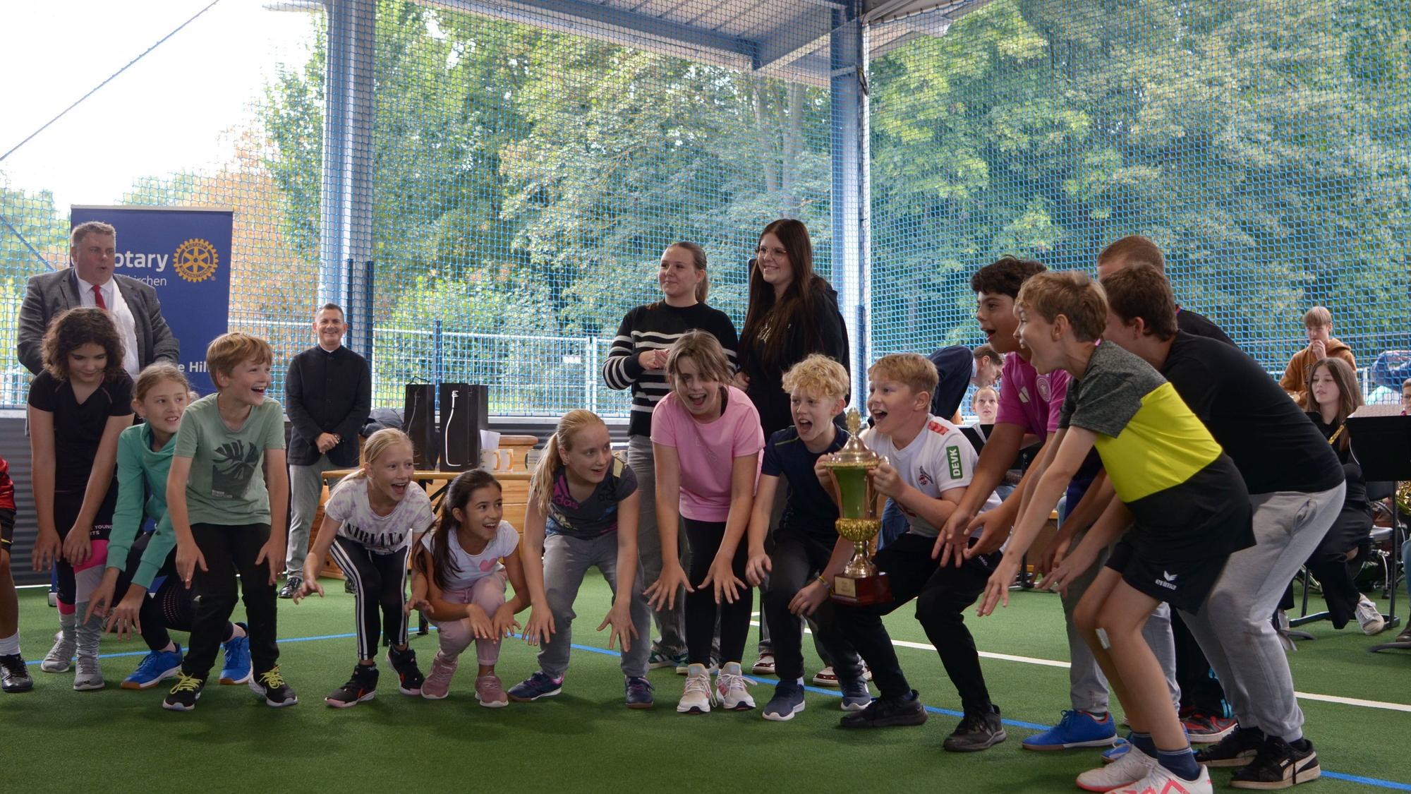 Schüler des Euskirchener Gymnasiums Marienschule stehen auf dem Kunstrasen in der Freilufthalle und feiern einen Pokalgewinn.