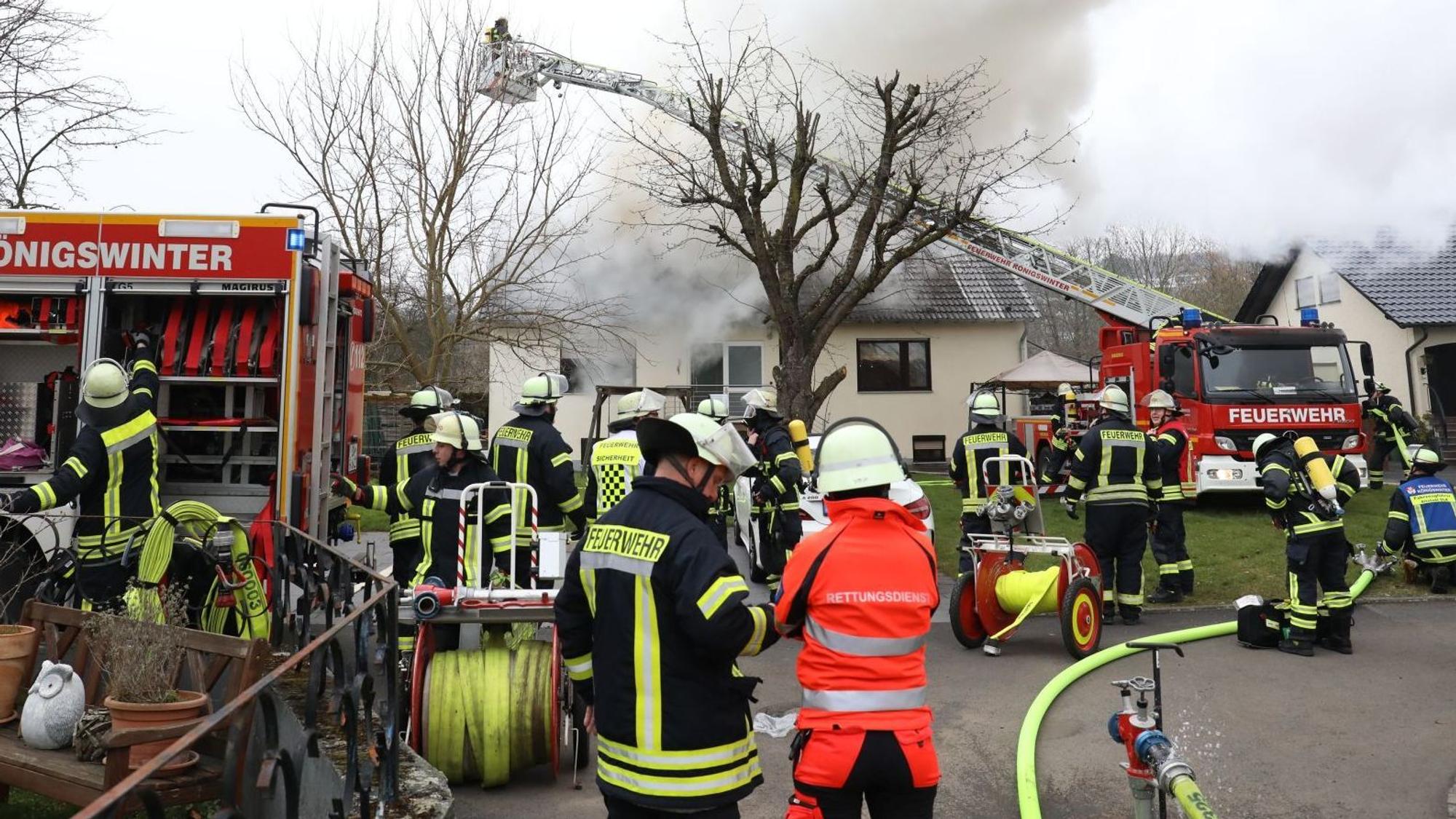 Kräfte der Königswinterer Feuerwehr bekämpfen im März 2023 den Dachstuhlbrand in der Straße „Am Speerbaum“.