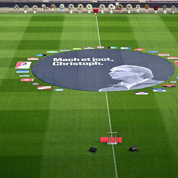 Trauerfeier für den früheren Bundesliga-Trainer Christoph Daum, RheinEnergieStadion: Ein Banner mit der Aufschrift „Mach et joot, Christoph“ (Mach es gut, Christoph) liegt auf dem Rasen.