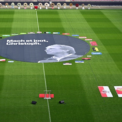 Trauerfeier für den früheren Bundesliga-Trainer Christoph Daum, RheinEnergieStadion: Ein Banner mit der Aufschrift „Mach et joot, Christoph“ (Mach es gut, Christoph) liegt auf dem Rasen.