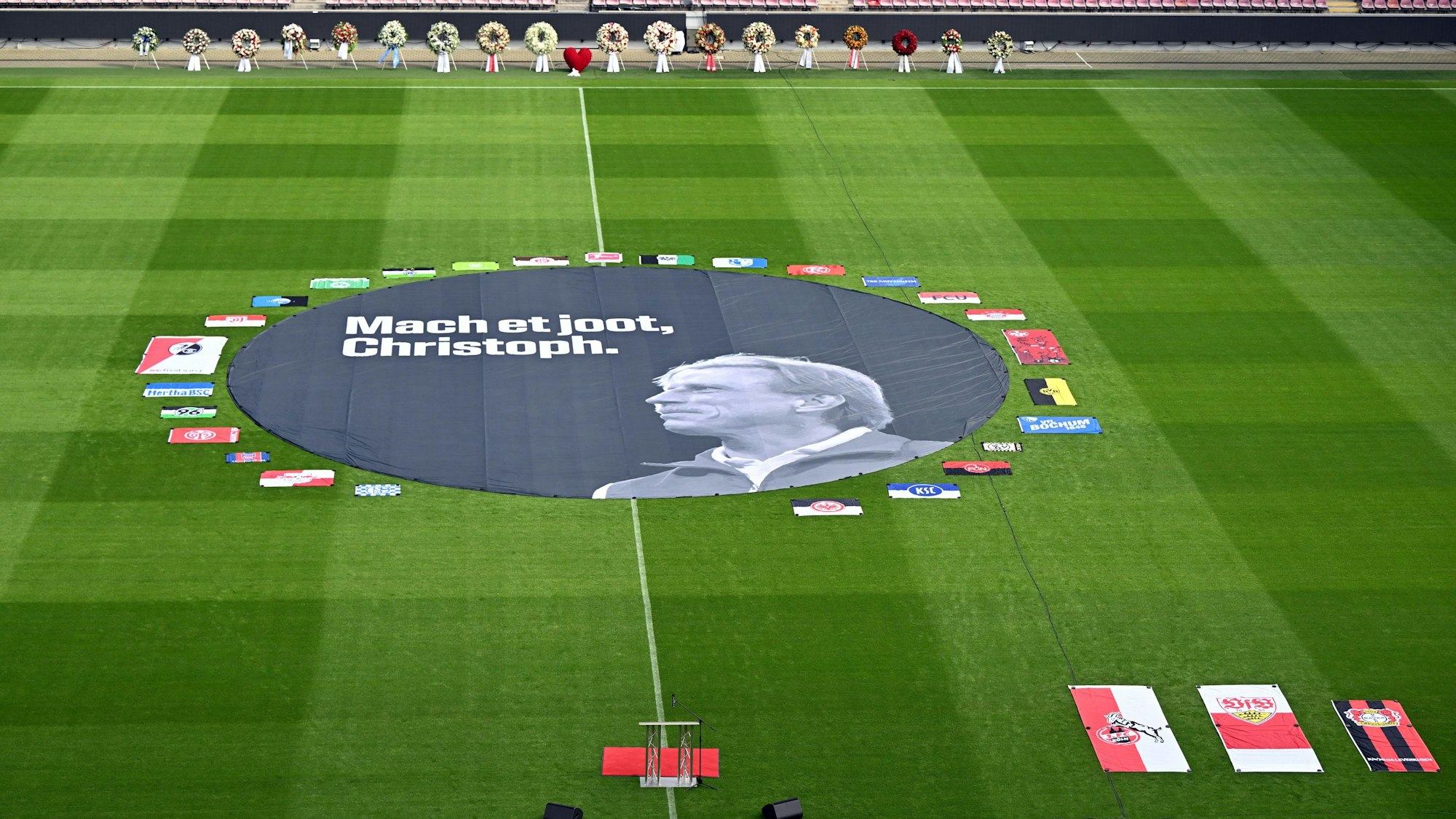 Trauerfeier für den früheren Bundesliga-Trainer Christoph Daum, RheinEnergieStadion: Ein Banner mit der Aufschrift „Mach et joot, Christoph“ (Mach es gut, Christoph) liegt auf dem Rasen.