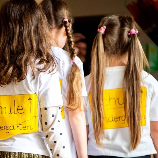 Das Bild zeigt vier Kita-Kinder kurz vor dem Start der Schule.