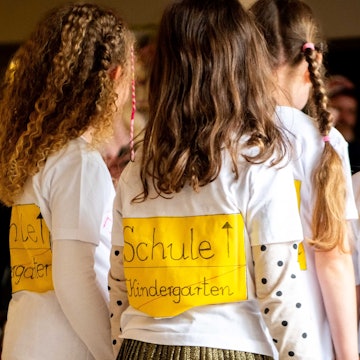 Das Bild zeigt vier Kita-Kinder kurz vor dem Start der Schule.