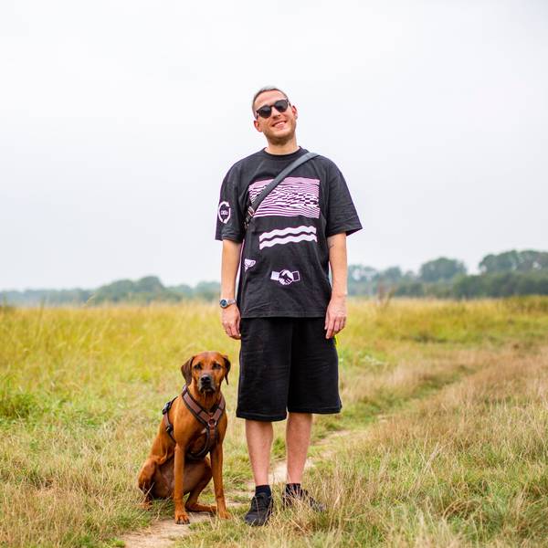 Mitten im Nirgendwo: Mo-Torres mit seiner Hündin Suki, ein Rhodesan Ridgeback, im Nüssenberger Busch.