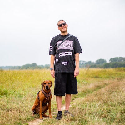 Mitten im Nirgendwo: Mo-Torres mit seiner Hündin Suki, ein Rhodesan Ridgeback, im Nüssenberger Busch.