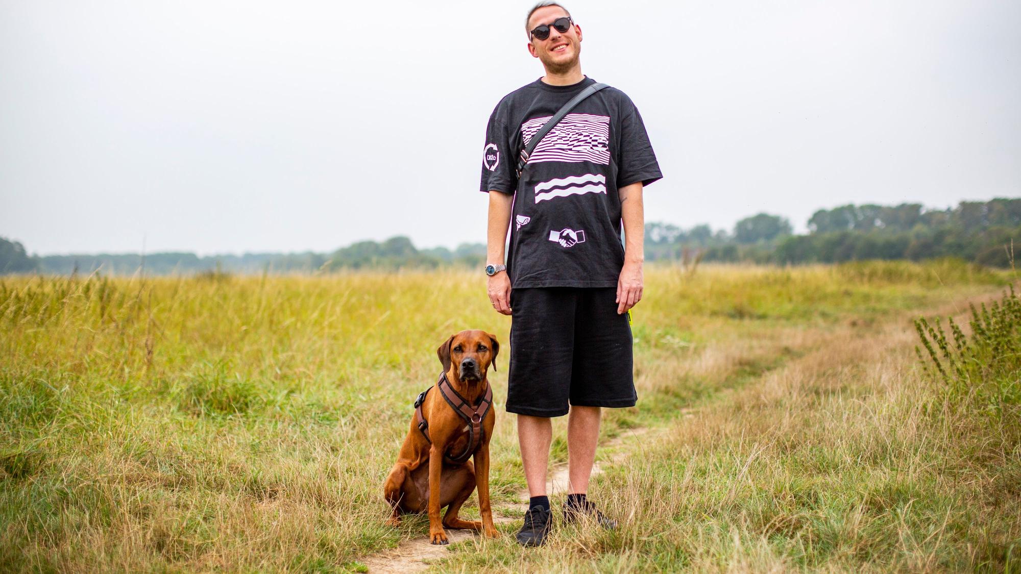 Mitten im Nirgendwo: Mo-Torres mit seiner Hündin Suki, ein Rhodesan Ridgeback, im Nüssenberger Busch.
