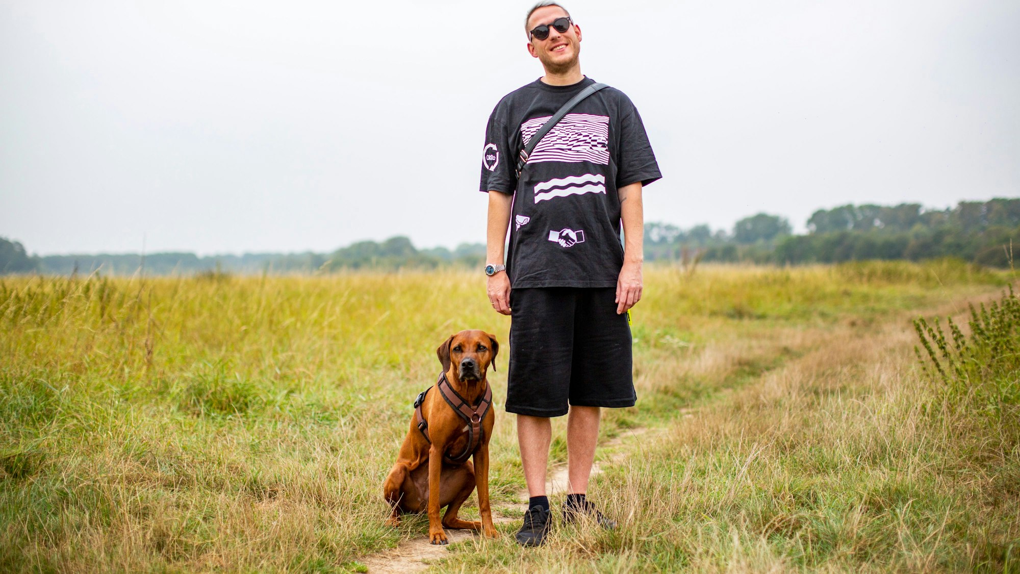 Mitten im Nirgendwo: Mo-Torres mit seiner Hündin Suki, ein Rhodesan Ridgeback, im Nüssenberger Busch.