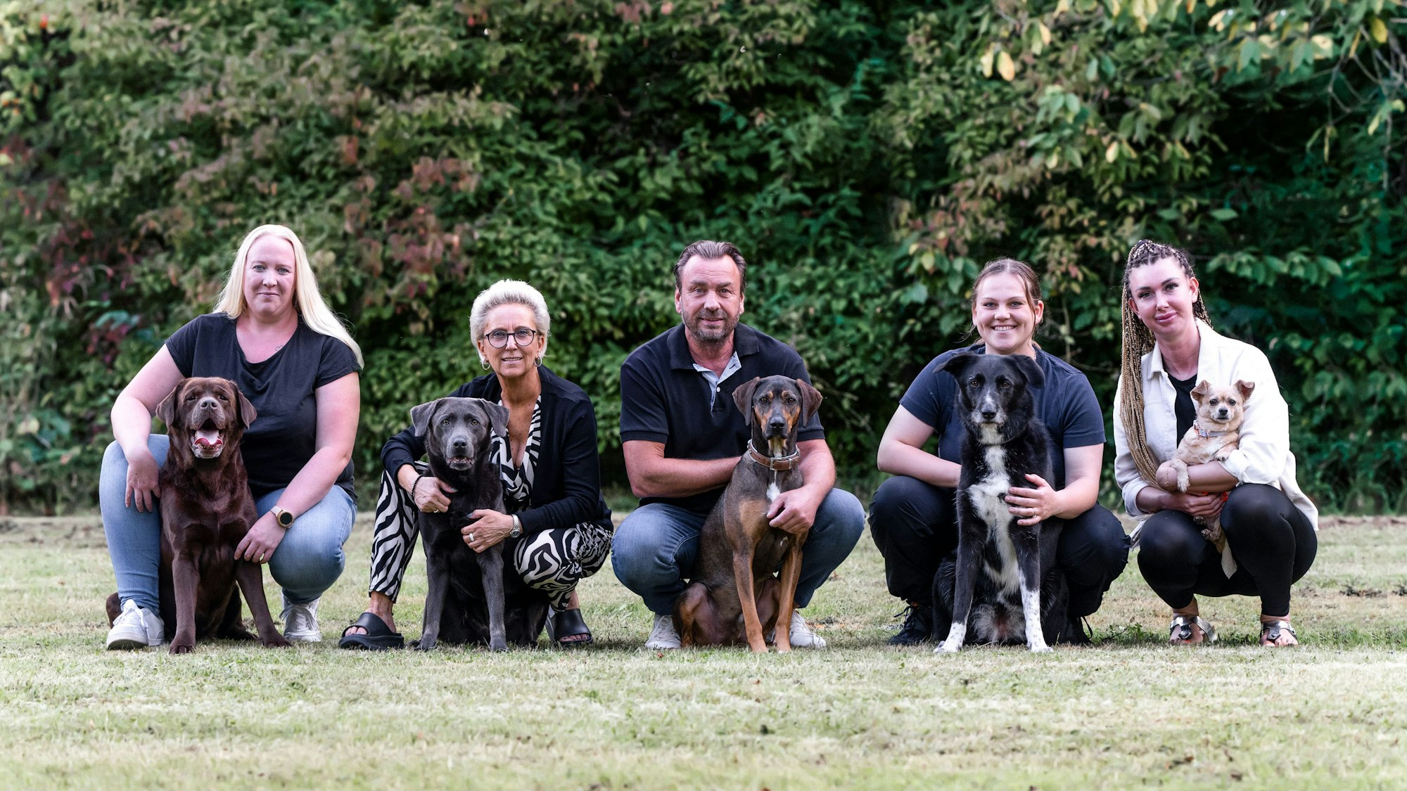 In Bedburg hat sich ein Hundeverein gegründet. Der Vorstand (v.l.): Vorsitzende Jennifer Büttgenbach, Schatzmeisterin Claudia Süßmann, Beisitzer Andreas Ensmann, Beisitzerin Jaqueline Hagedorn, Zweite Vorsitzende Julia Freches