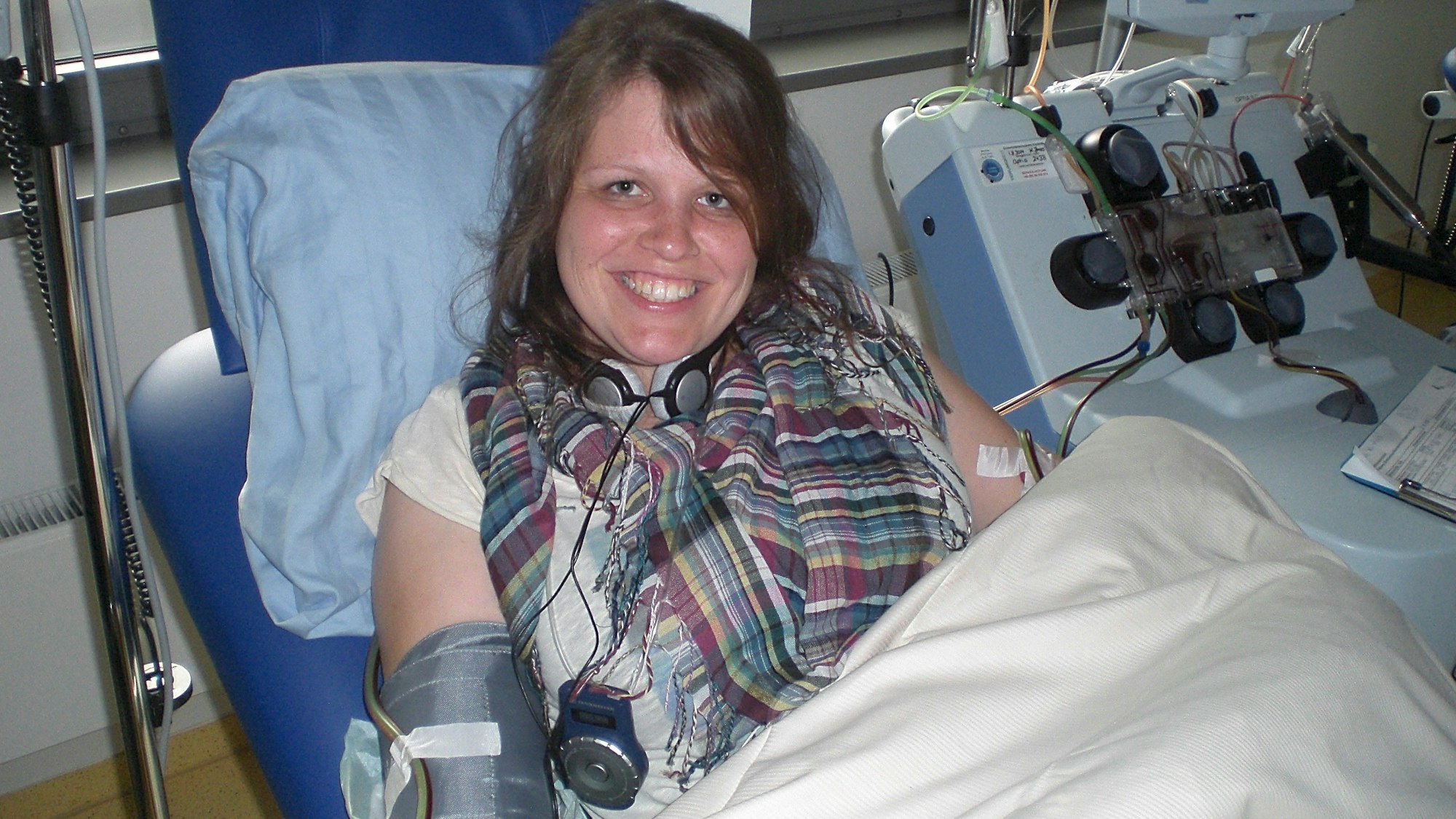 Auf dem Foto ist Manuela Vosen nach der ambulanten Stammzellentnahme in einer Kölner Klinik zu sehen.