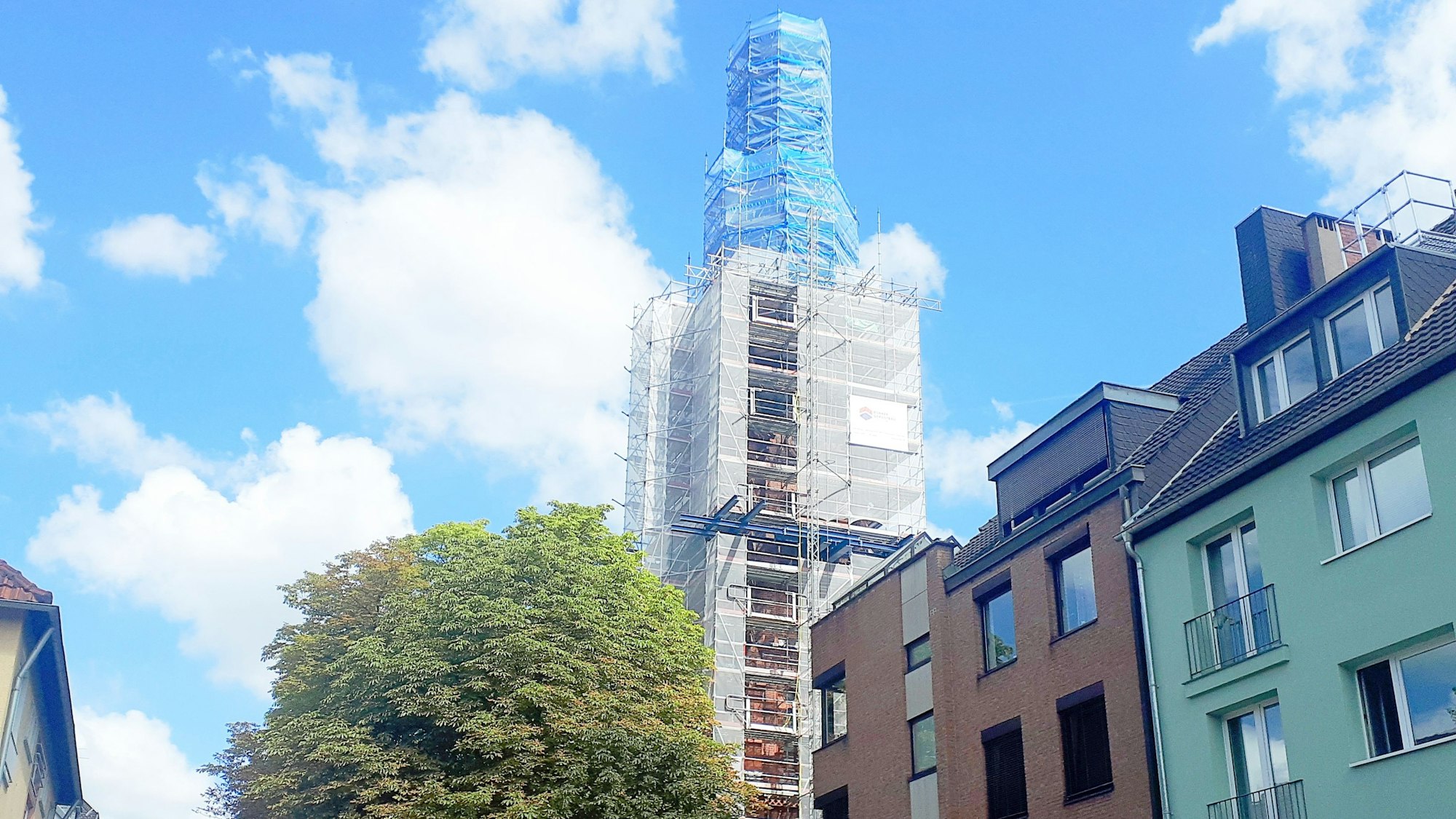 Seit Mitte Juli ist der Turm der Lutherkirche eingerüstet. Die Spitze hat eine blaue Bauplane bekommen.