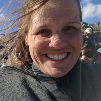 Das Foto zeigt Manuela Vosen vor Klippen.