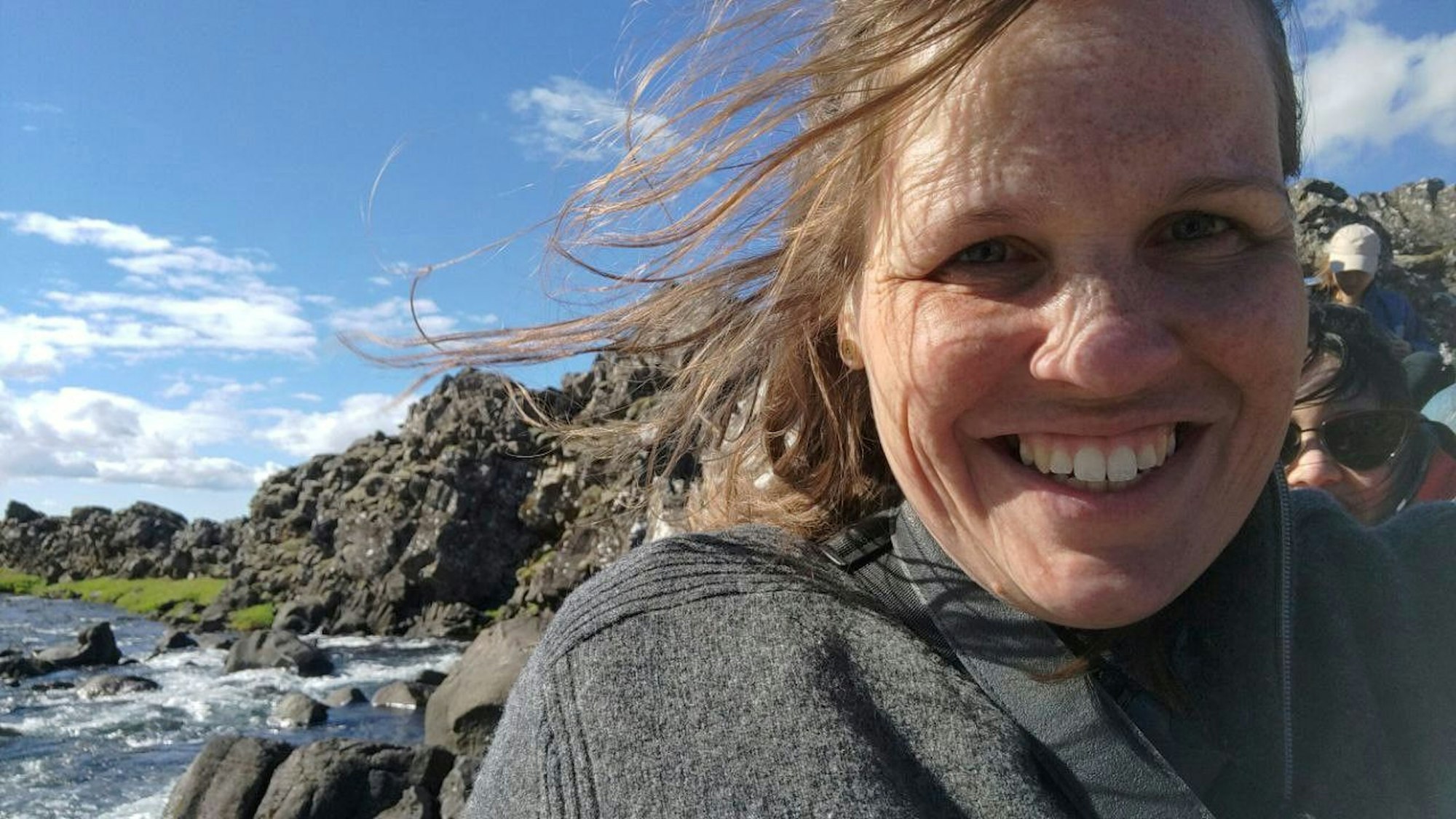 Das Foto zeigt Manuela Vosen vor Klippen.