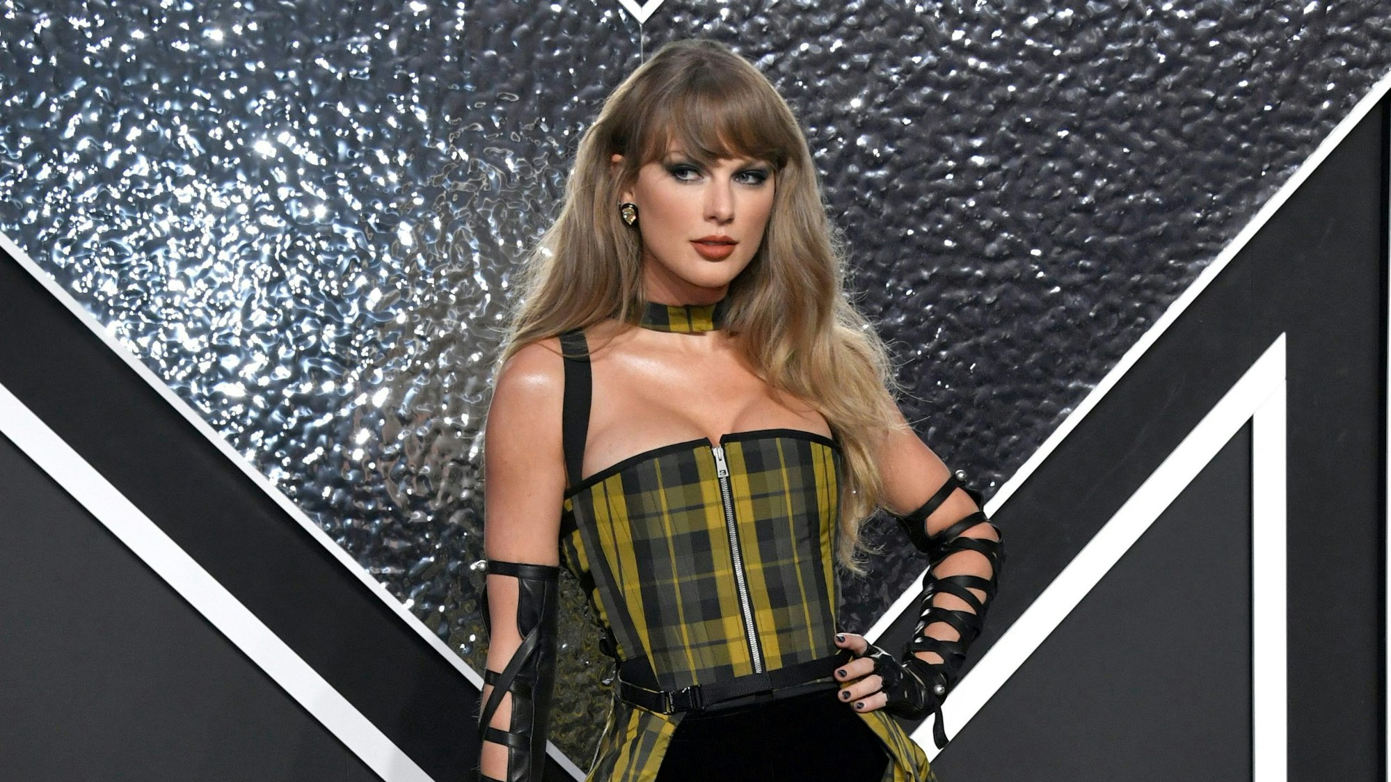 Die Sängerin Taylor Swift posiert vor einer Fotowand bei den MTV Video Awards.