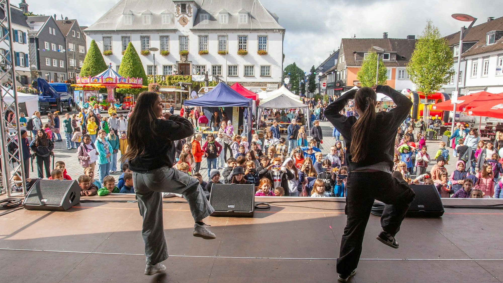 Das Foto zeigt zwei Tänzer und viele Zuschauer.