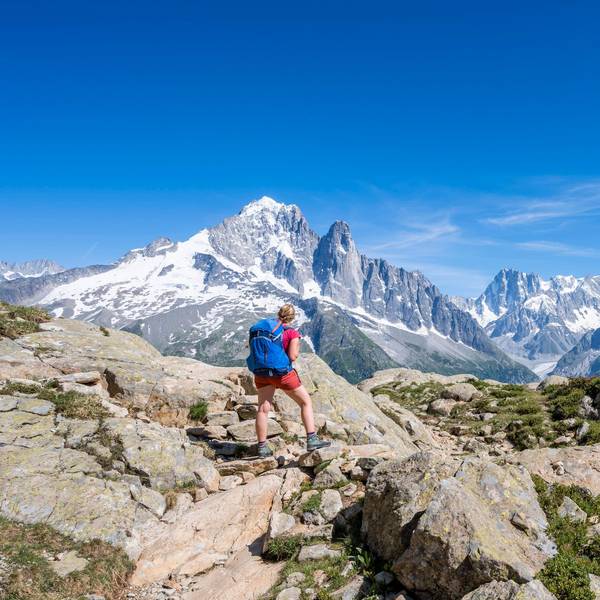Ein Wanderer blickt auf den Mont Blanc.