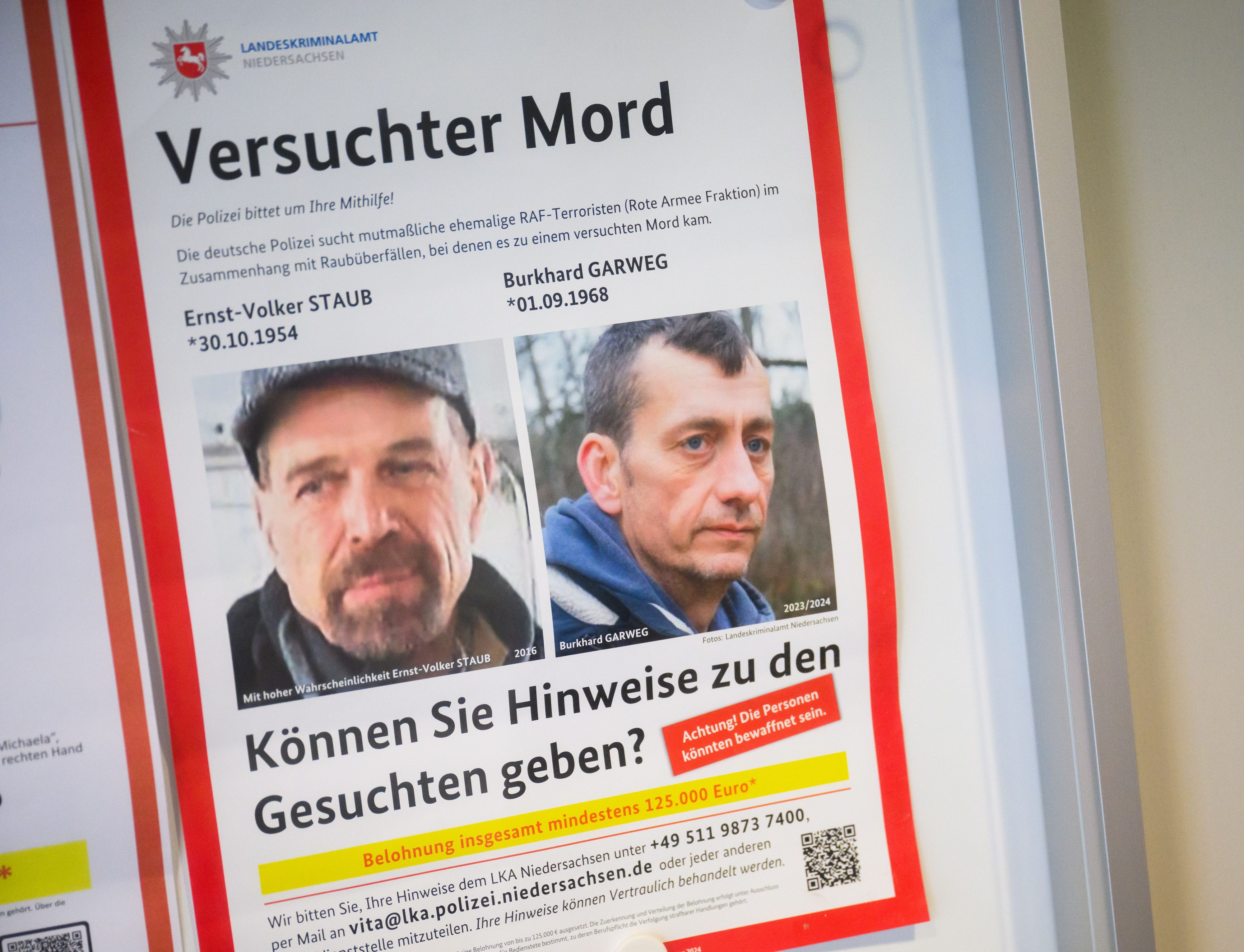 Ein Fahndungsplakat hängt im Eingangsbereich vom Landeskriminalamt Niedersachsen.