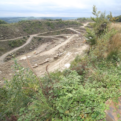Ein Kind schaut vom Steinhauerpfad in einen Steinbruch bei Lindlar.