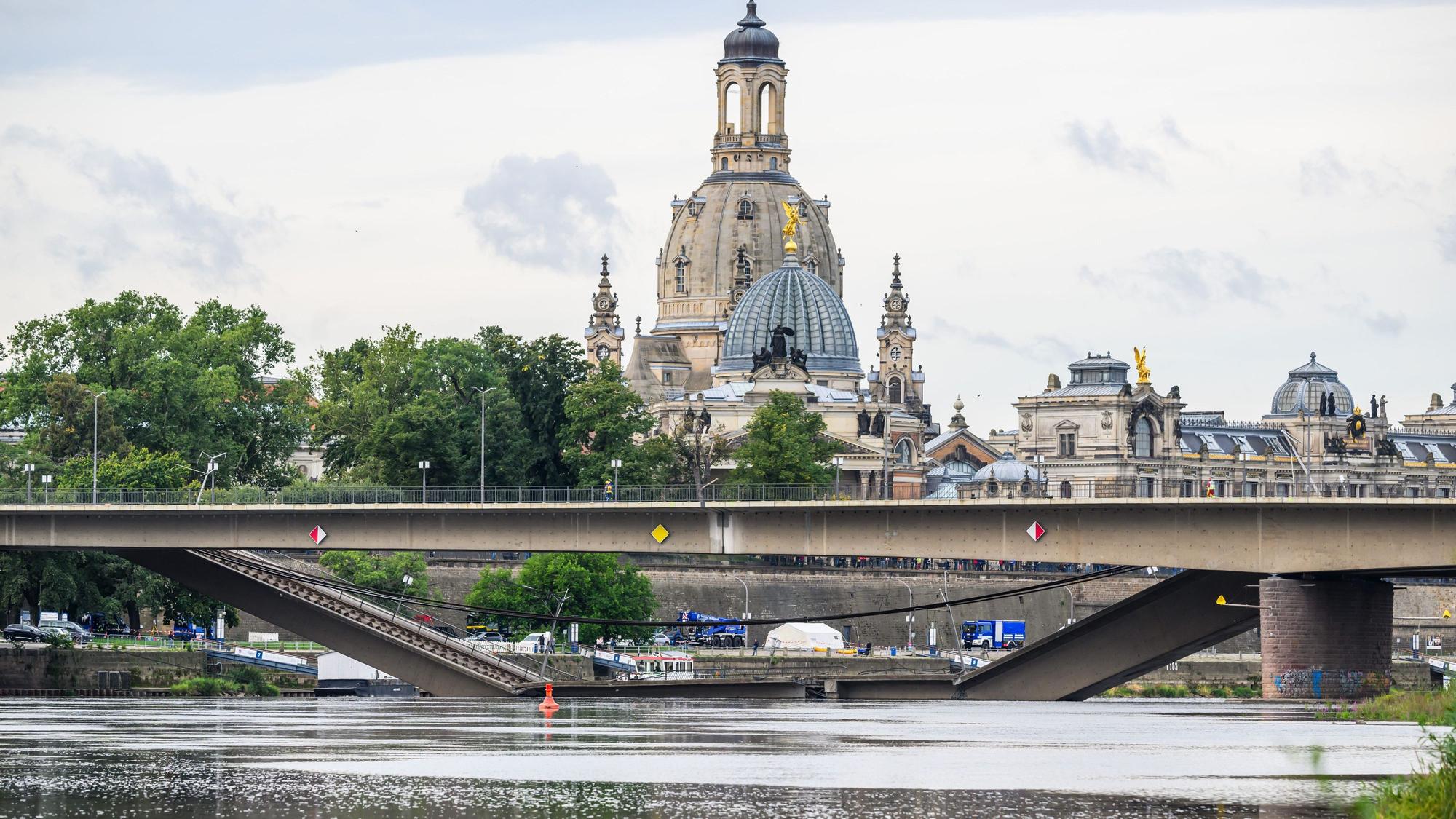 Blick auf die in Teilen eingestürzte Carolabrücke über die Elbe in Dresden.