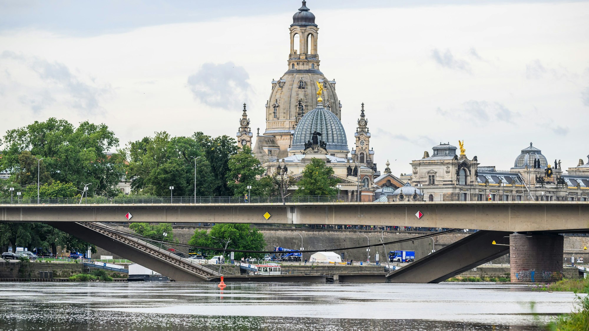 Blick auf die in Teilen eingestürzte Carolabrücke über die Elbe in Dresden.