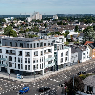 Ein neu gebautes Eckhaus aus der Vogelperspektive.