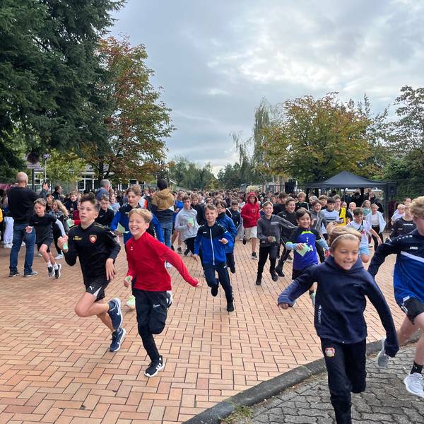 Schülerinnen und Schüler starten beim Sponsorenlauf.