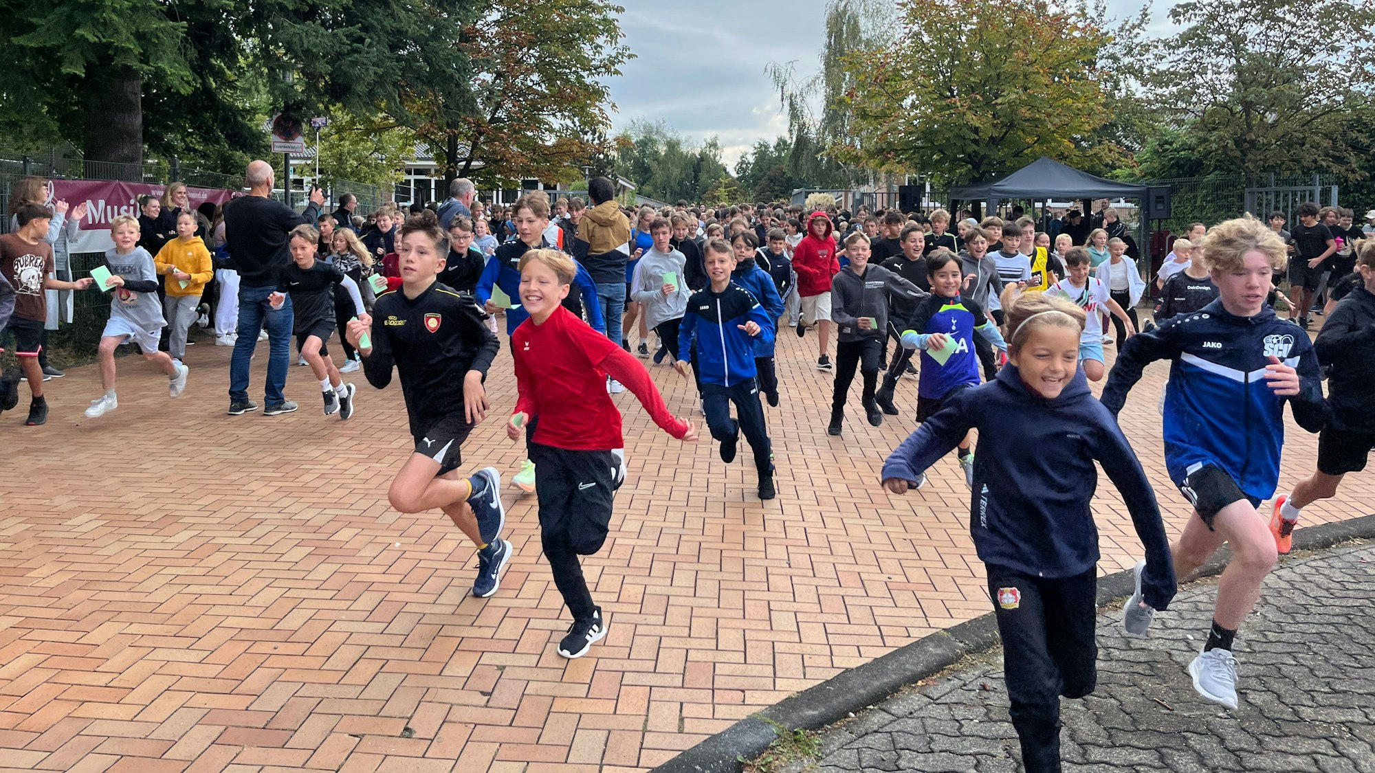Schülerinnen und Schüler starten beim Sponsorenlauf.