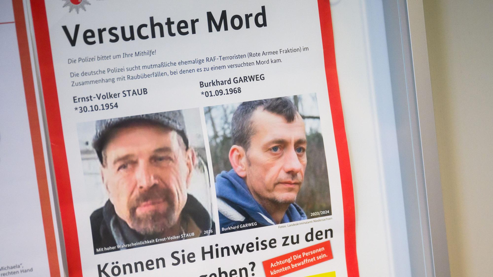 Ein Fahndungsplakat hängt im Eingangsbereich vom Landeskriminalamt Niedersachsen.