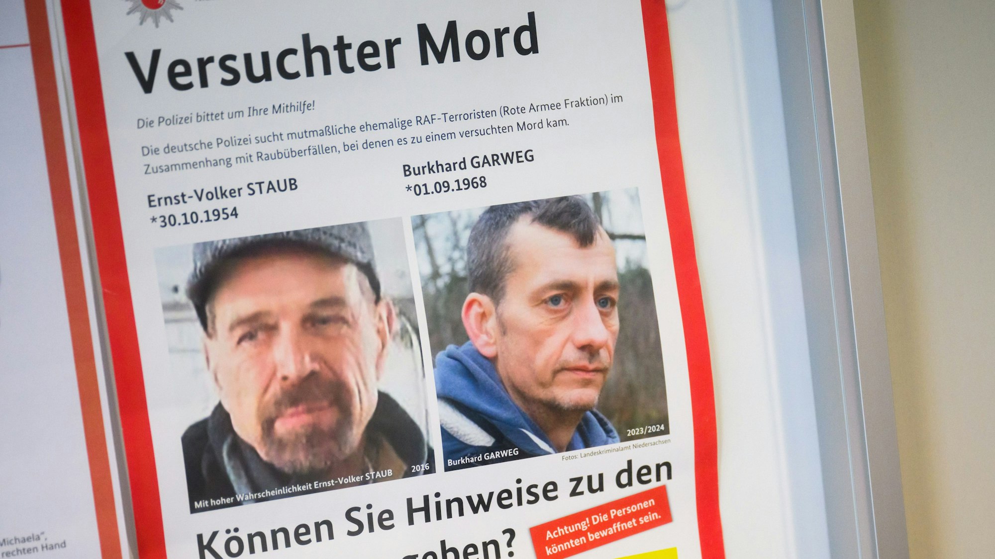 Ein Fahndungsplakat hängt im Eingangsbereich vom Landeskriminalamt Niedersachsen.