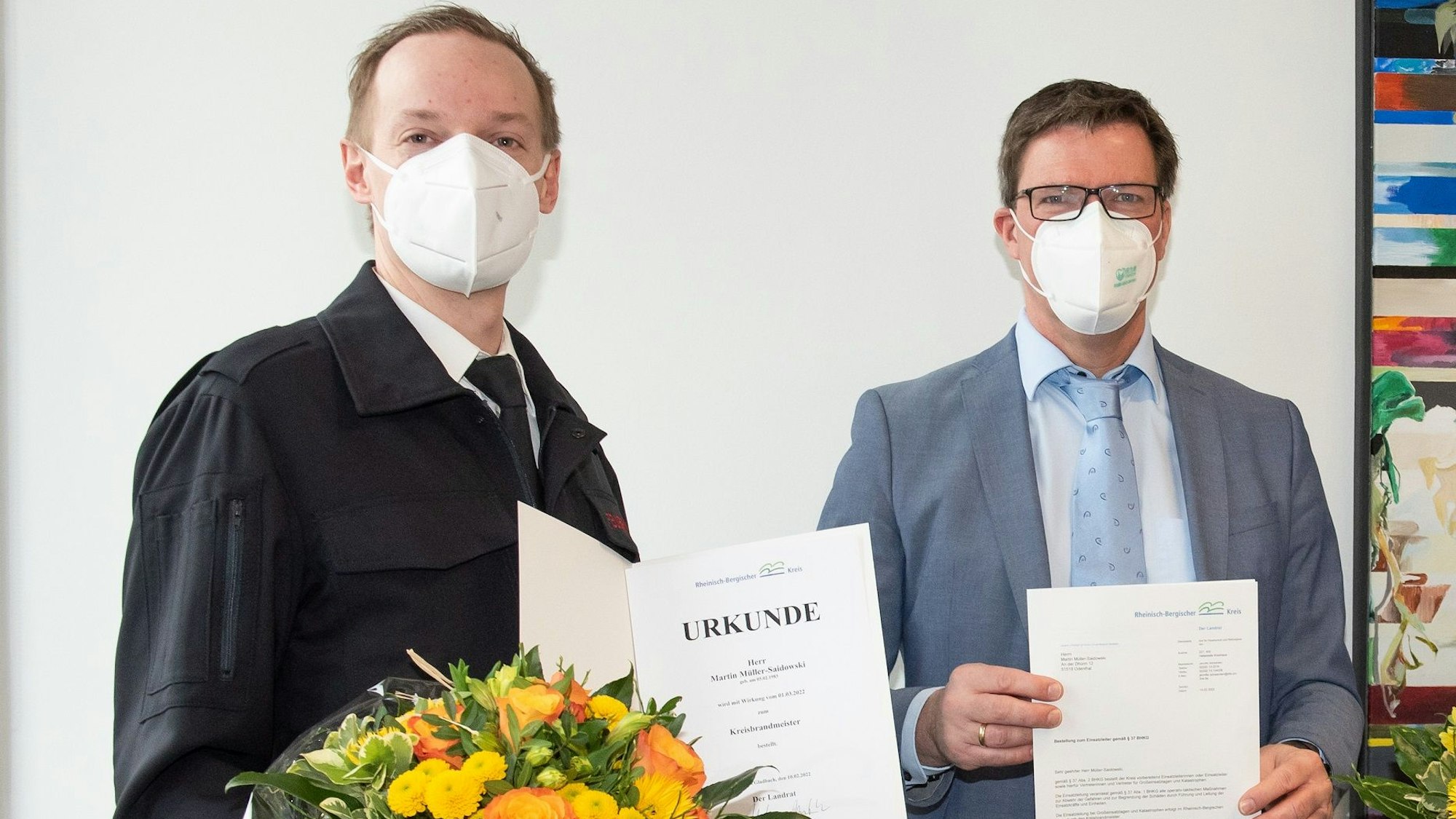 Landrat Stephan Santelmann mit Kreisbrandmeister Martin Müller-Saidowski steht mit Mund-Nase-Schutz im Kreishaus.