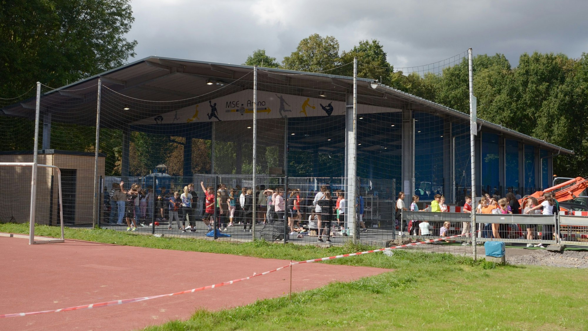 Neben einem Fußballplatz steht die neue Freilufthalle der Marienschule Euskirchen.