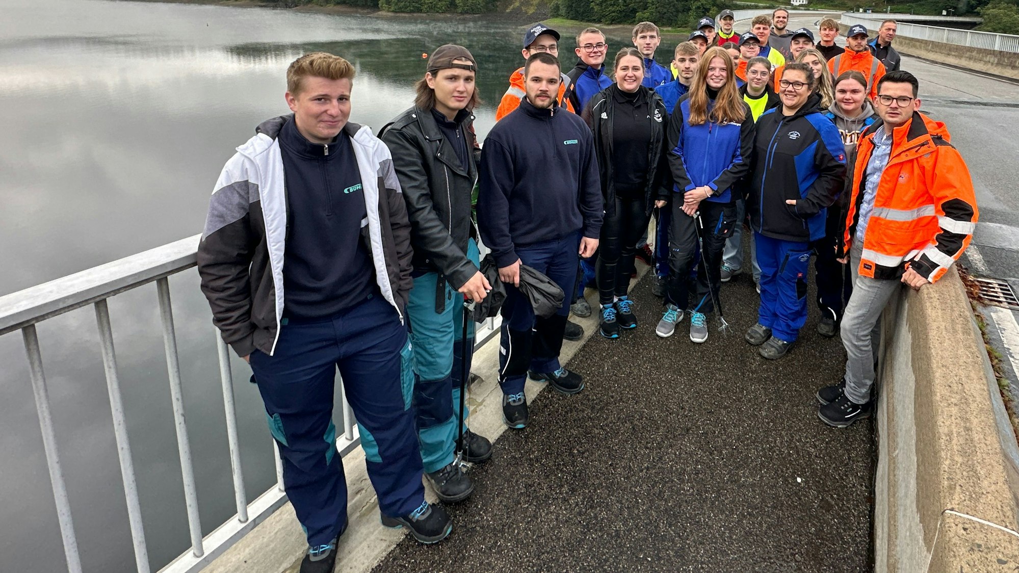 In die Natur statt ins Büro: Die jungen Auszubildenden von Aggerverband, Aggerenergie und der Firma Bühler rückten aus, um an der Aggertalsperre in Gummersbach die Hinterlassenschaften der Besucherinnen und Besucher einzusammeln. Unser Foto zeigt die Gruppe auf der Sperrmauer.