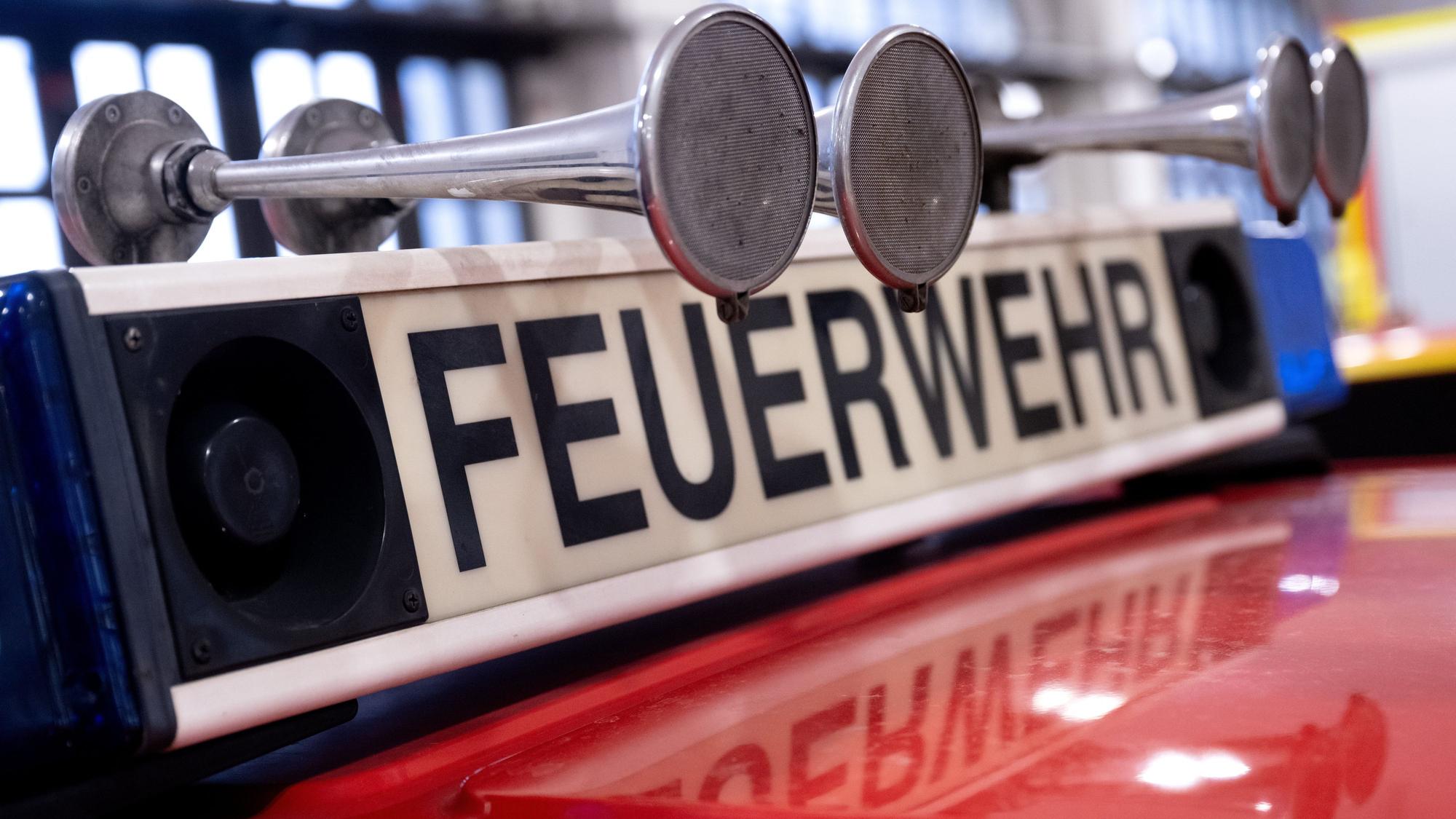 Ein Einsatzwagen der Feuerwehr steht in einer Halle.
