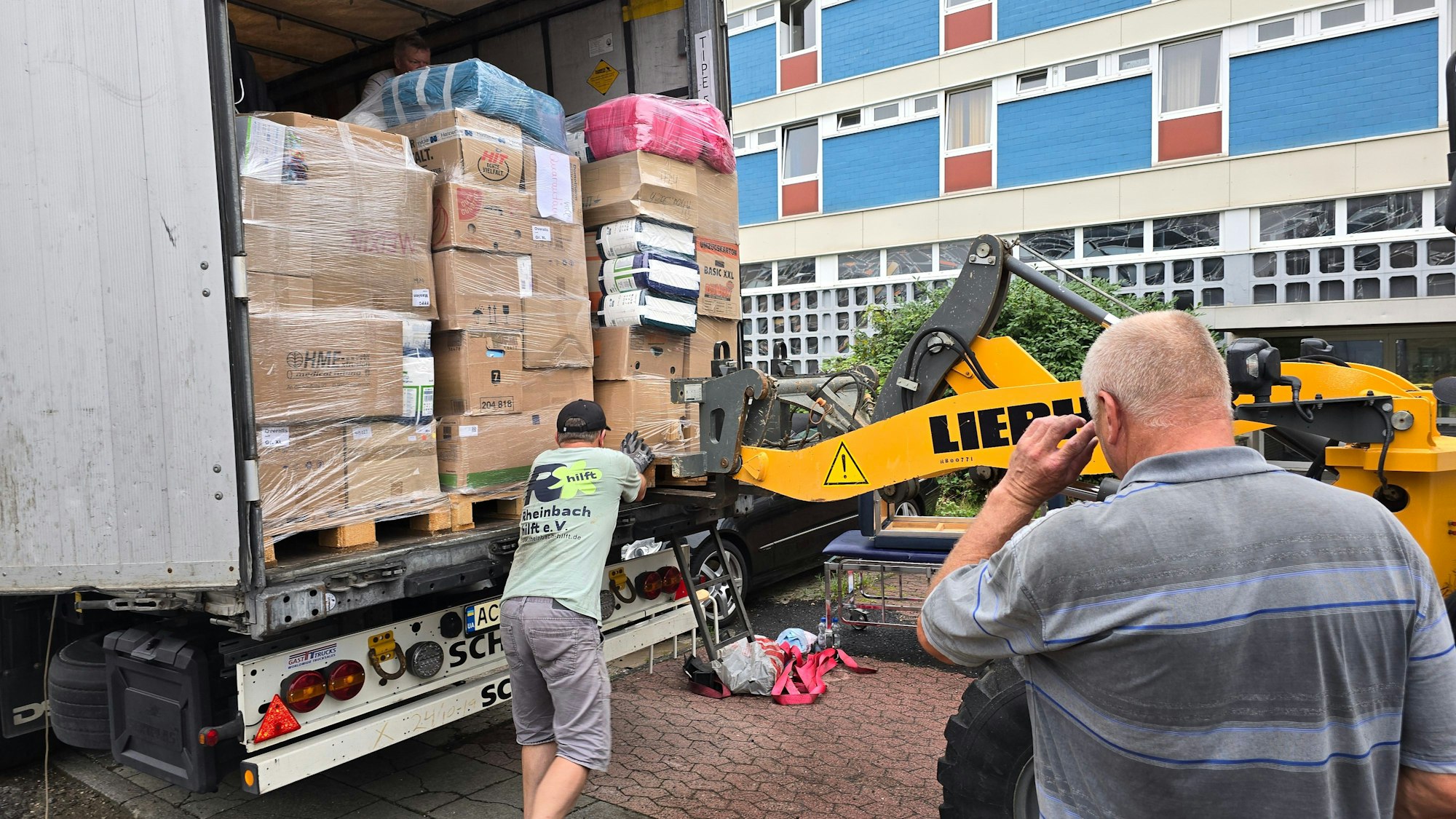 Vor dem alten Pallottikolleg wuchteten Helfer die Güter an Bord eines 40-Tonners