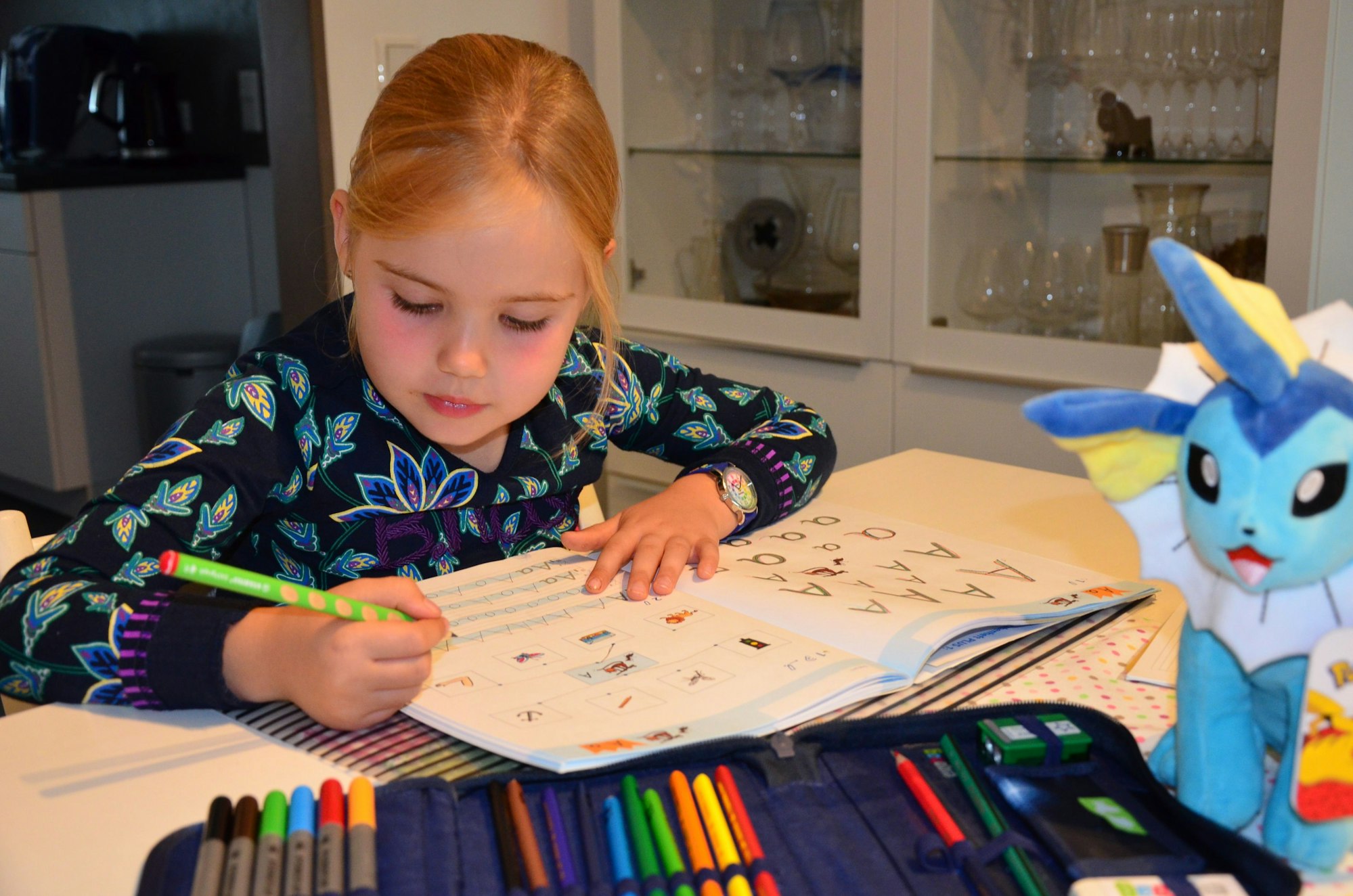 Ein Mädchen macht Hausaufgaben.