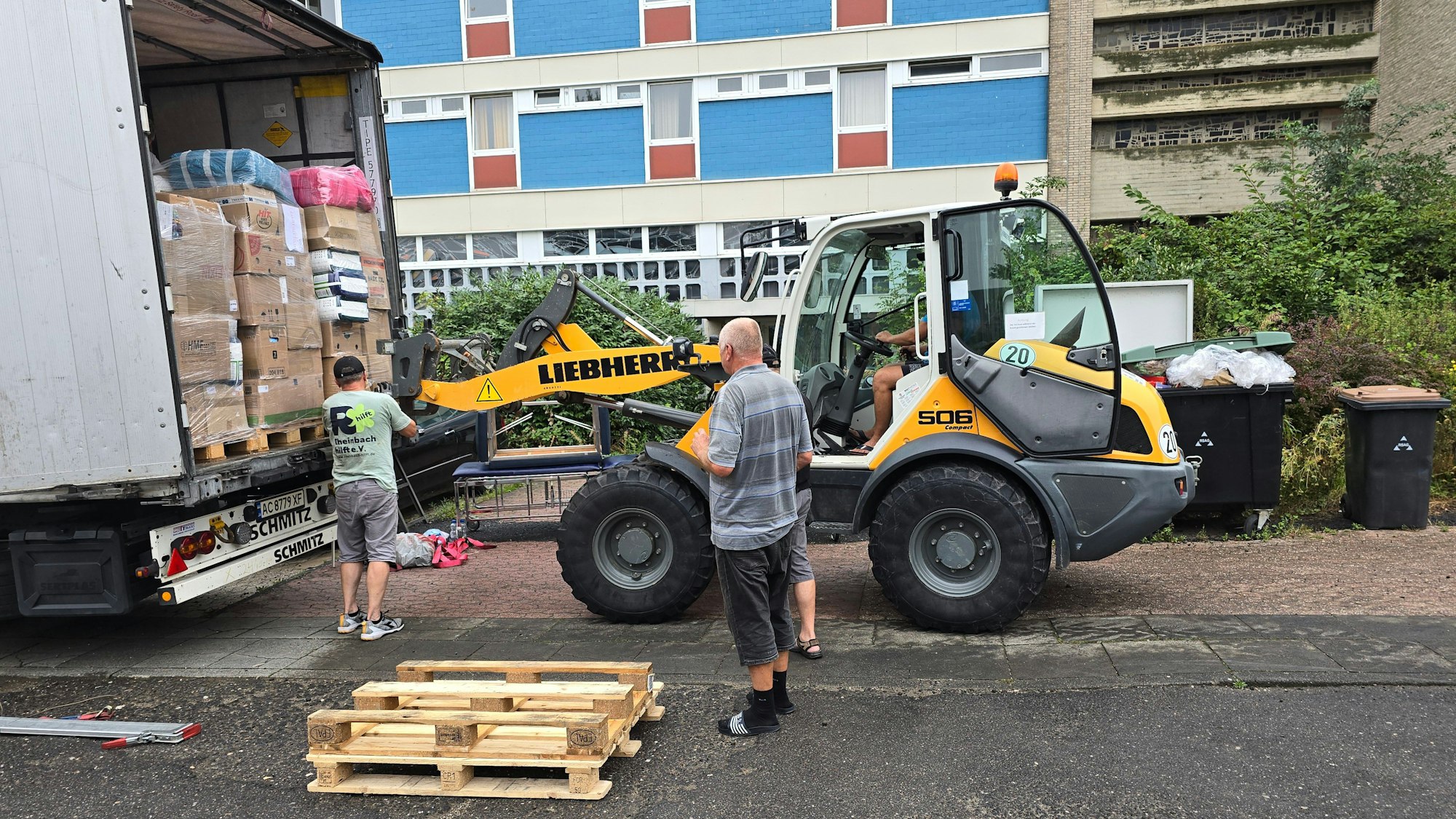 Für die Verladeaktion hatten sich die Helfer einen Frontlader ausgeliehen.