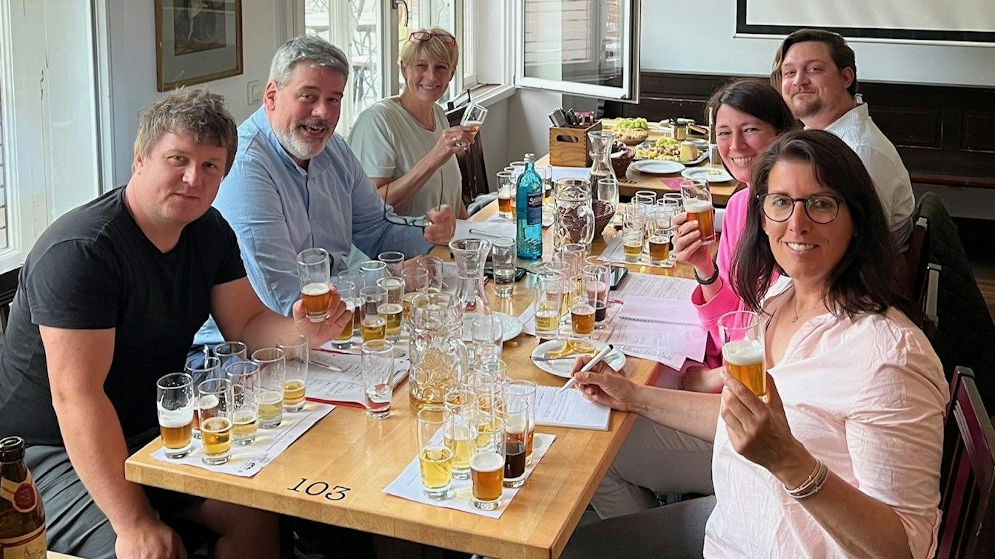Auf dem Bild ist ein Teil der rheinischen Mannschaft der Biersommeliers zu sehen.