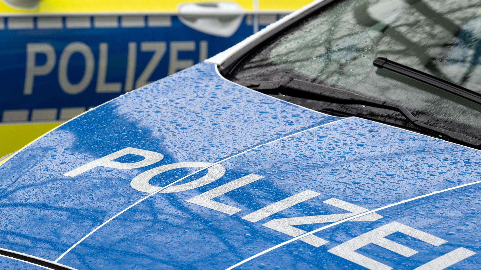 Der Schriftzug Polizei auf der Kühlerhaube eines Autos (Symbolfoto).