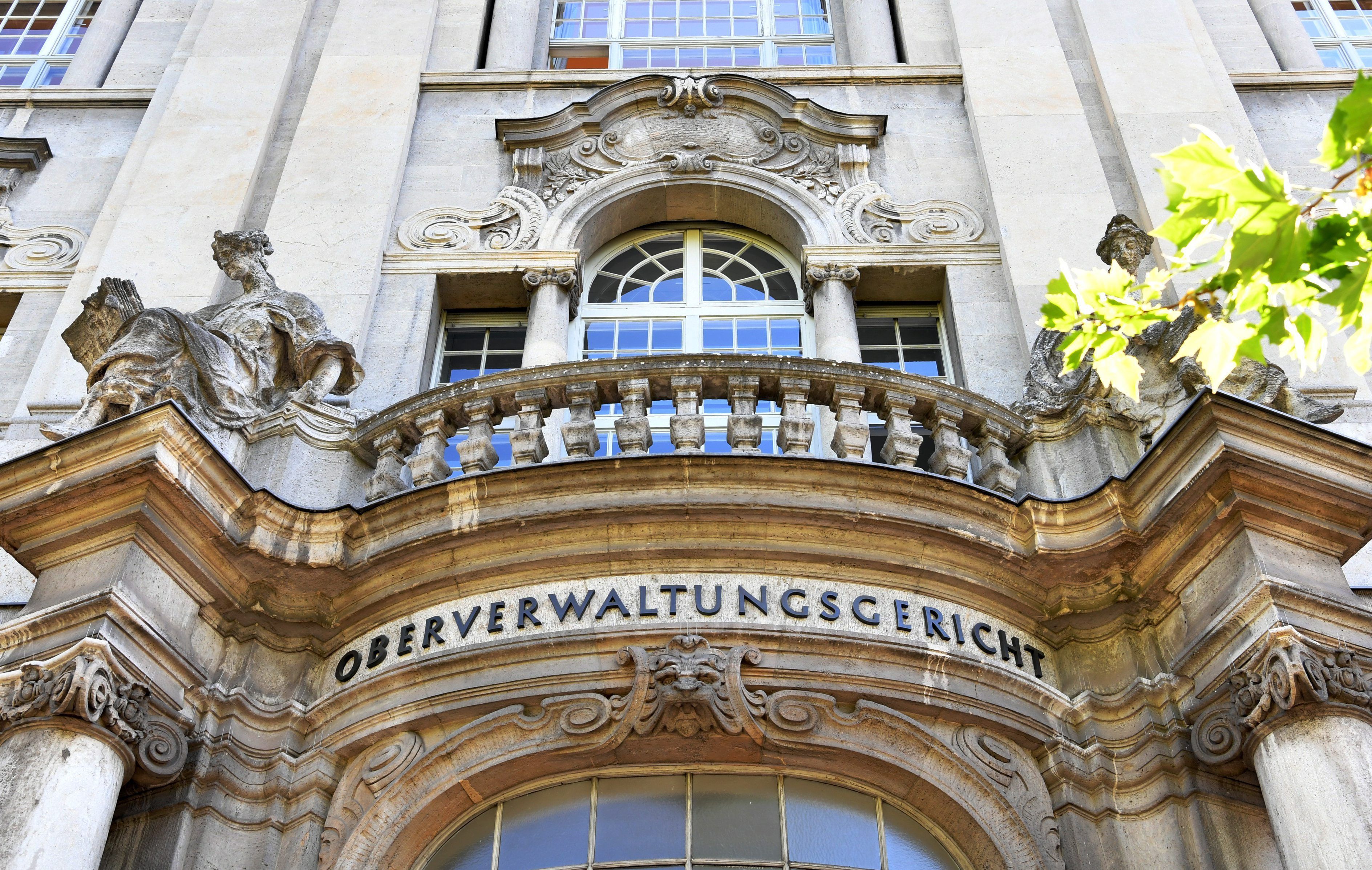 Blick auf die Fassade des Oberverwaltungsgerichtes.