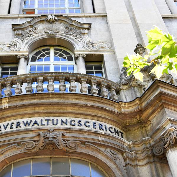Blick auf die Fassade des Oberverwaltungsgerichtes.