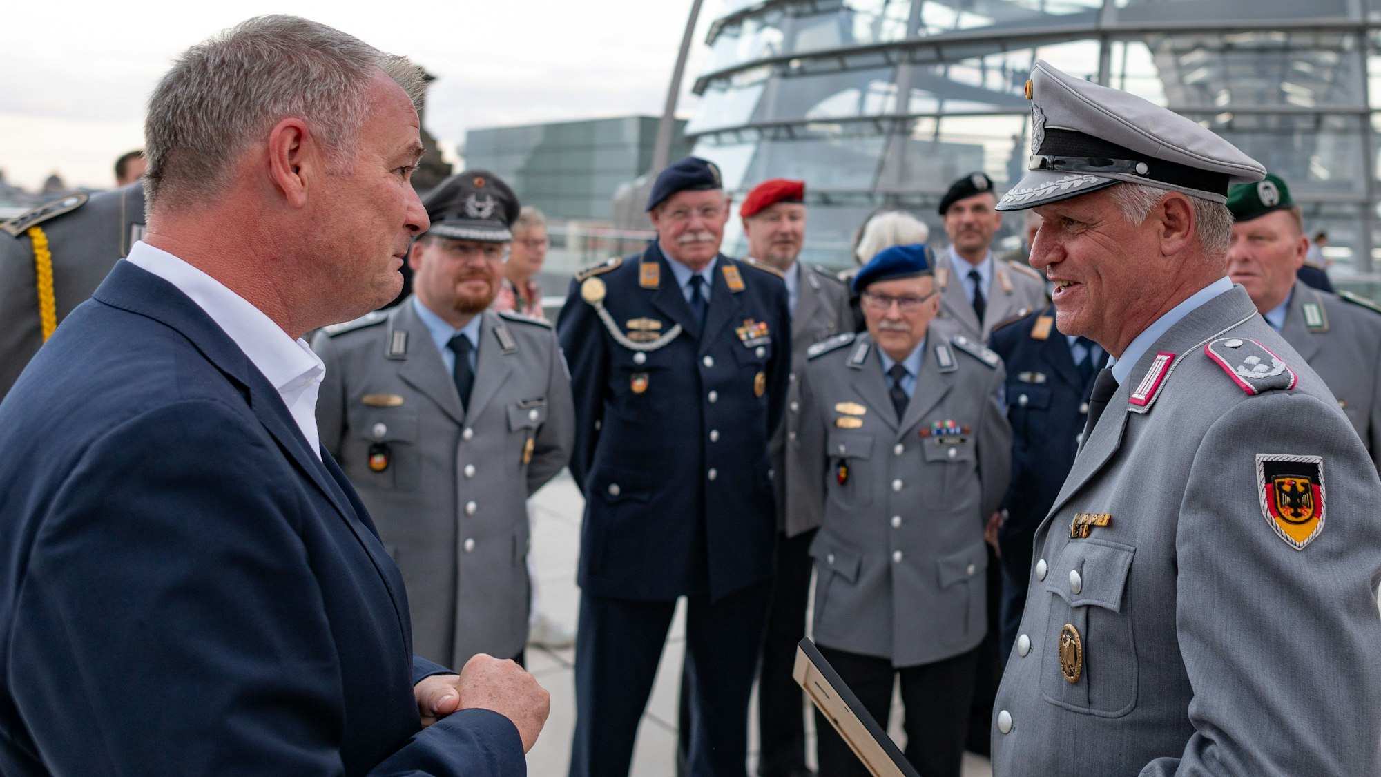 Oberstleutnant Thomas Meier übergibt Carsten Brodesser eine Urkunde.
