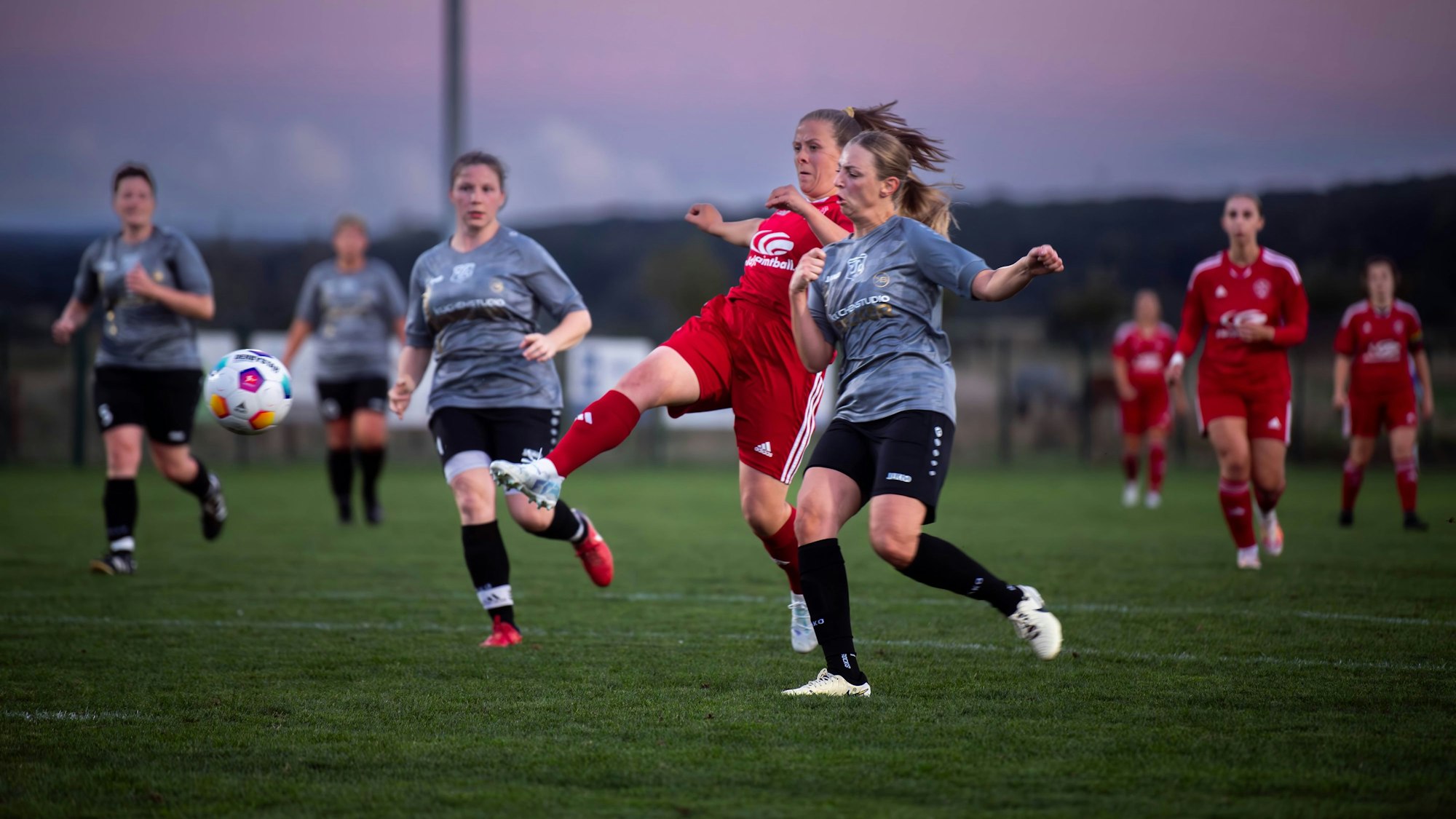 Die Zülpicher Fußballerin Saskia Reder im roten Trikot schießt den Ball mit dem rechten Fuß und erzielt das 1:0.