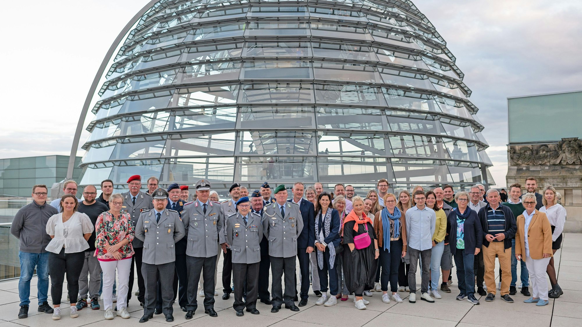Die Reisegruppe aus Oberberg vor der Kuppel des Berliner Reichstags
