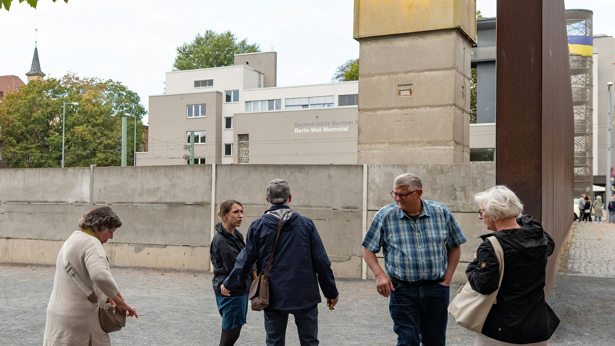 Die Besuchergruppe vor der Gedenkstätte Berliner Mauer.