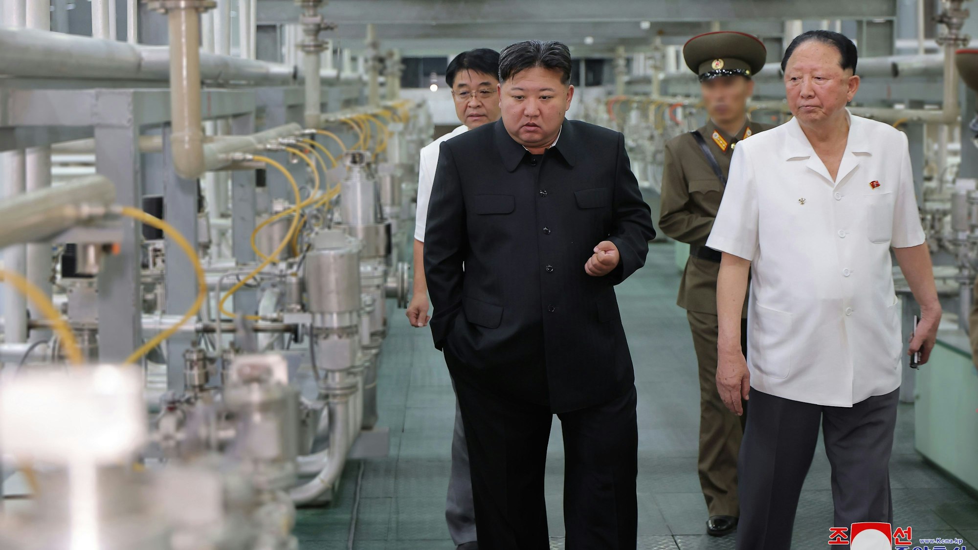 Die von der staatlichen nordkoreanischen Nachrichtenagentur KCNA am 13.09.2024 zur Verfügung gestellte undatierte Aufnahme zeigt nach Angaben von KCNA Kim Jong Un, Machthaber von Nordkorea, bei der Inspektion einer Urananreicherungsanlage.